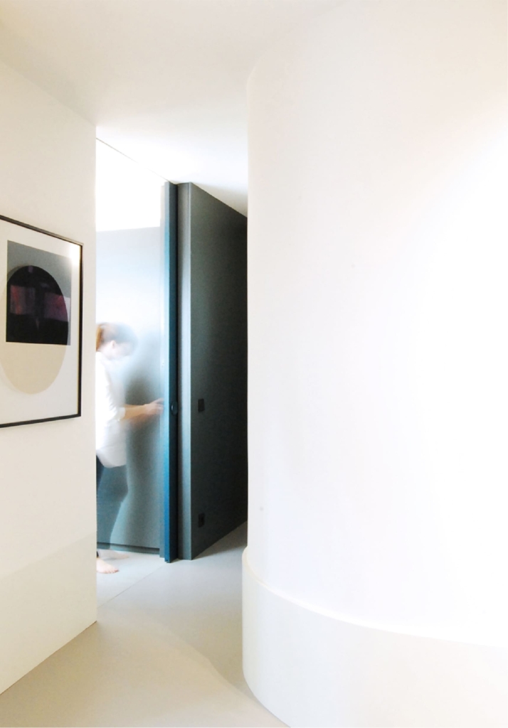 Mujer abriendo la puerta de una vivienda