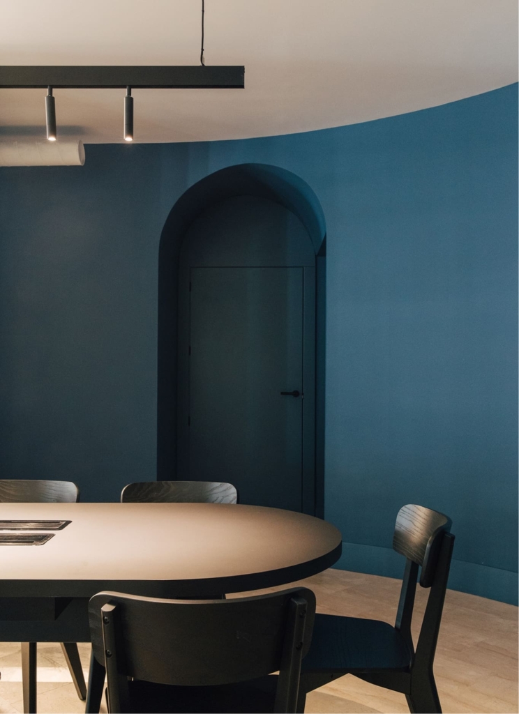 Interior de una sala de reuniones con tonalidades azules